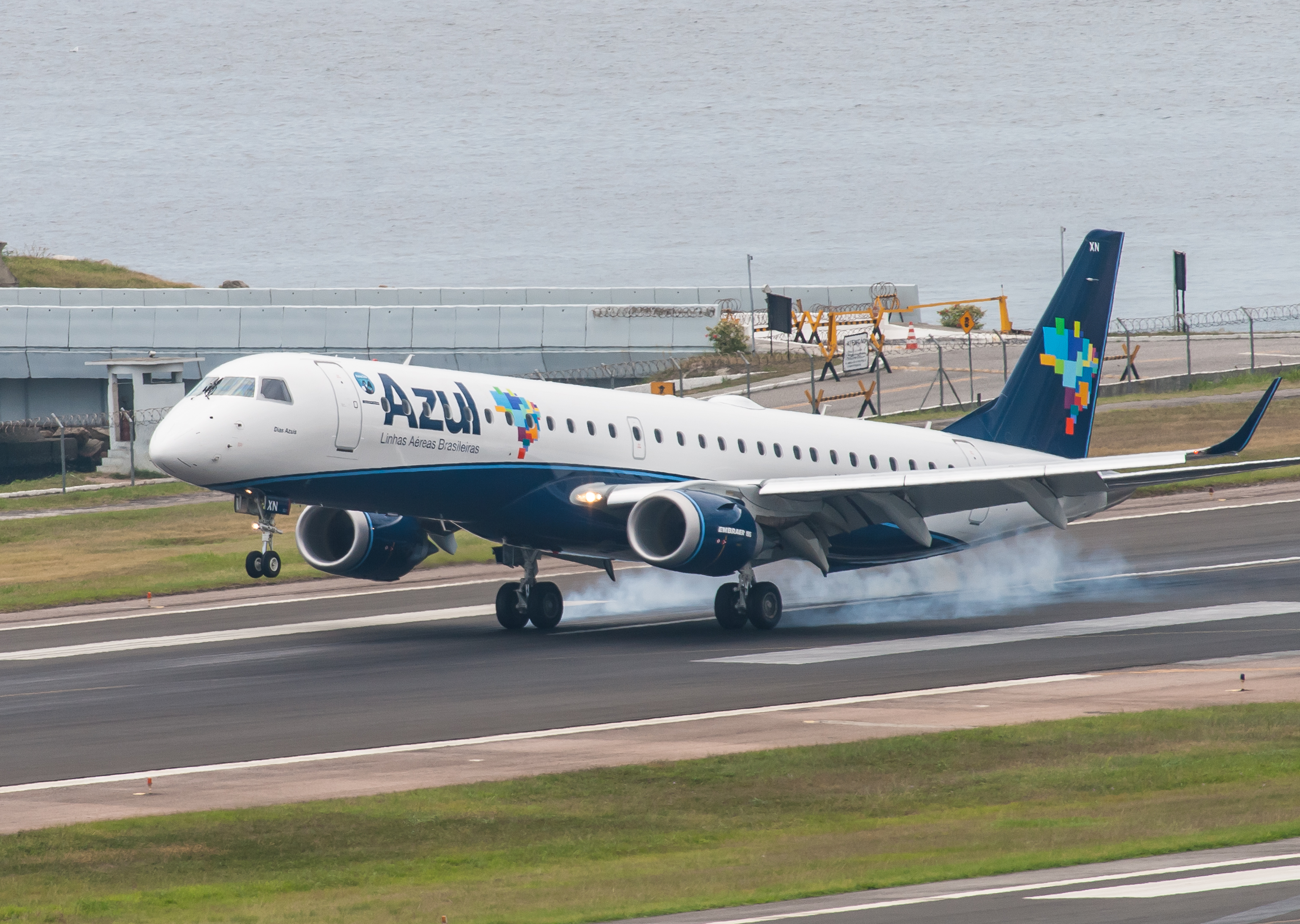 EMBRAER_E190_(8373095236).jpg
